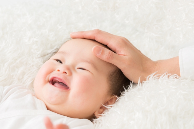 赤ちゃんの斜頭症を改善するために